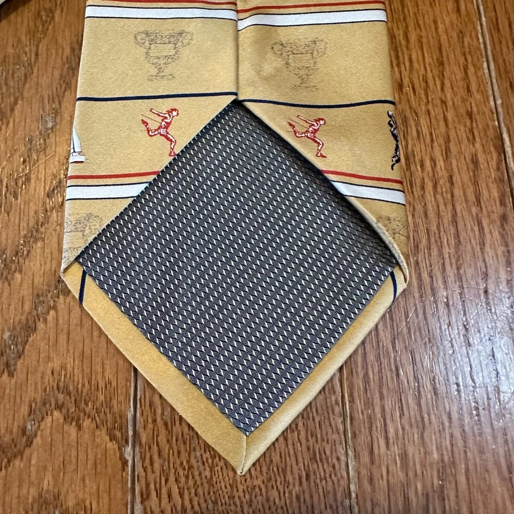 Men’s standard pointed Tie. NCAA Nokia Sugar Bowl 2002. 100%‎ Silk. Gold